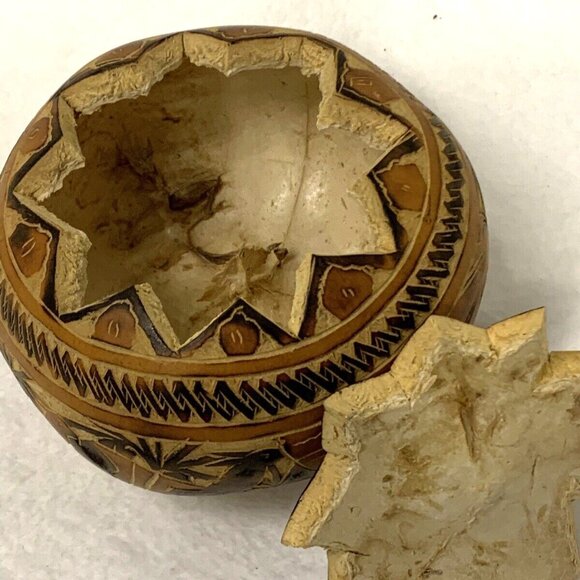 Vintage Signed Peruvian Folk Art Hand Carved Gourd w/Lid Trinket Box Handmade - Picture 5 of 7